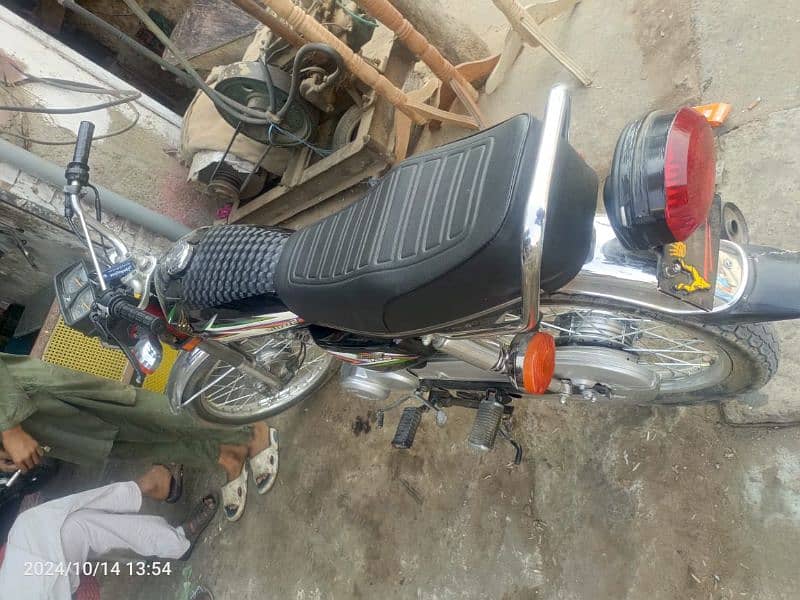 Honda 125 by 16 Sialkot Ka number ha 8