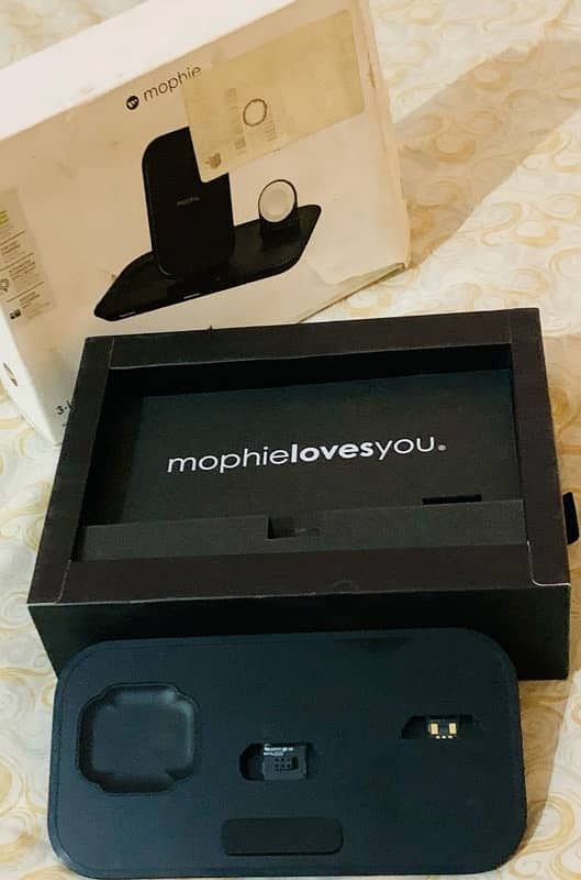 Mophie 3 in 1 wireless charging stand 4