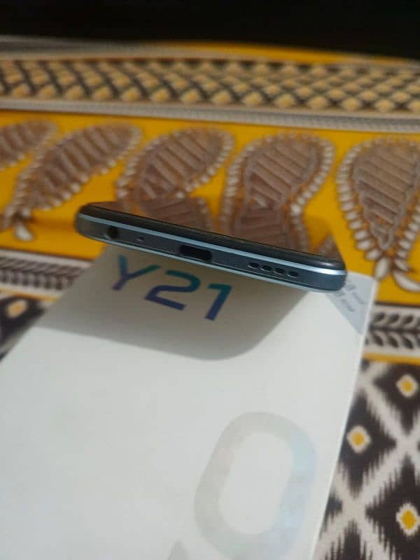 vivo y21. . . .  4/64. .  new condision 1