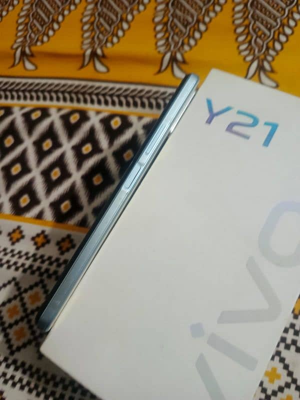 vivo y21. . . .  4/64. .  new condision 5