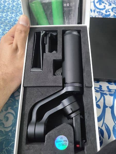 Zhiyun Smooth Q2 3-axis Mobile Gimbal for sale in Excellent condition 2