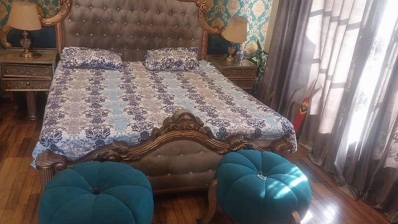 crown bed.  luxury  bed.   bed set 5