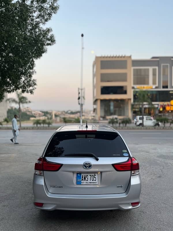 Toyota Corolla Fielder 2017 18