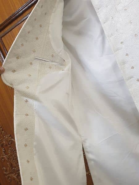 sherwani court white coulor desigin g 2hour old 2