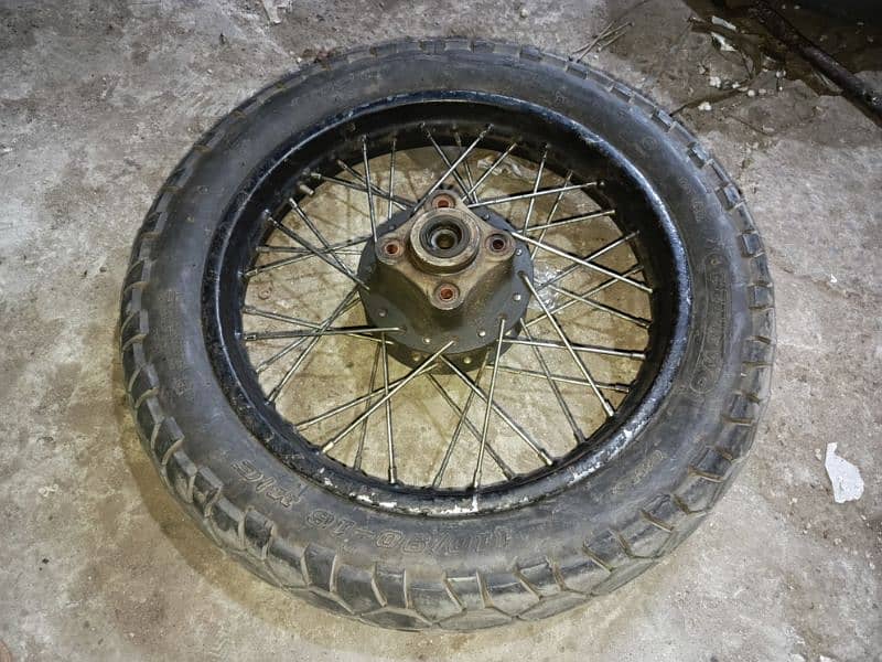 Tyre cafe racer 110/90/16 best fitting without alteration swing arms 0