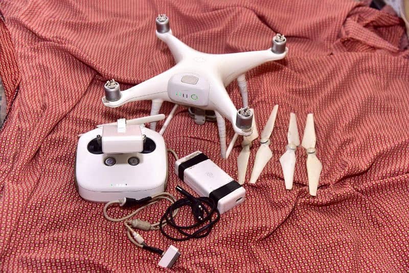 Phantom 4 Advance one battery . cantroler charger . no accident 1