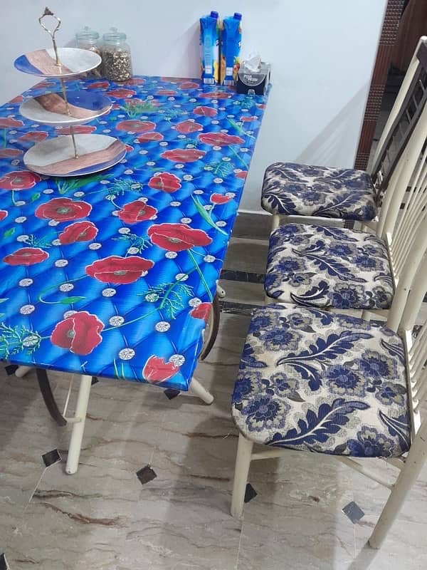 dinning table with 6 chairs in very good condition 0