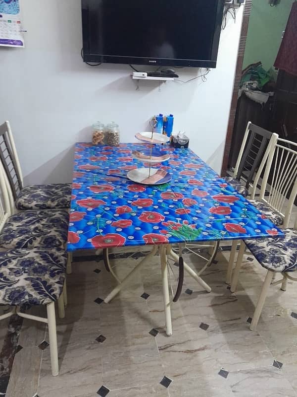 dinning table with 6 chairs in very good condition 1