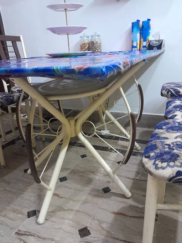 dinning table with 6 chairs in very good condition 2