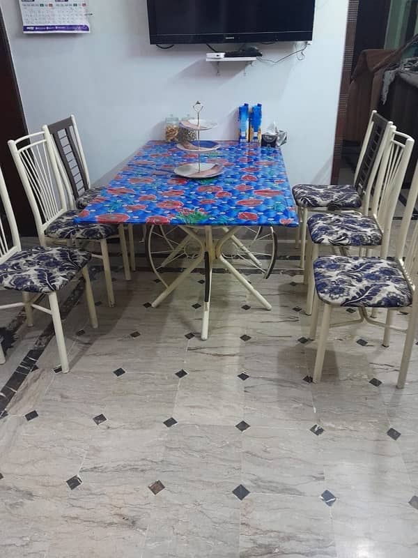 dinning table with 6 chairs in very good condition 3