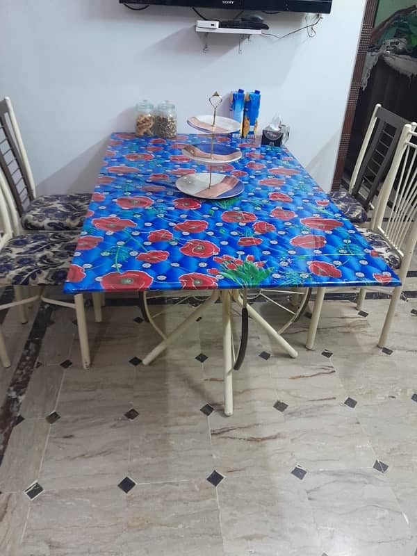 dinning table with 6 chairs in very good condition 4