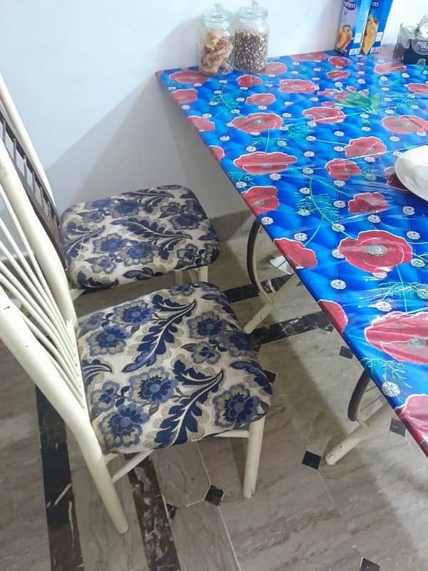 dinning table with 6 chairs in very good condition 5