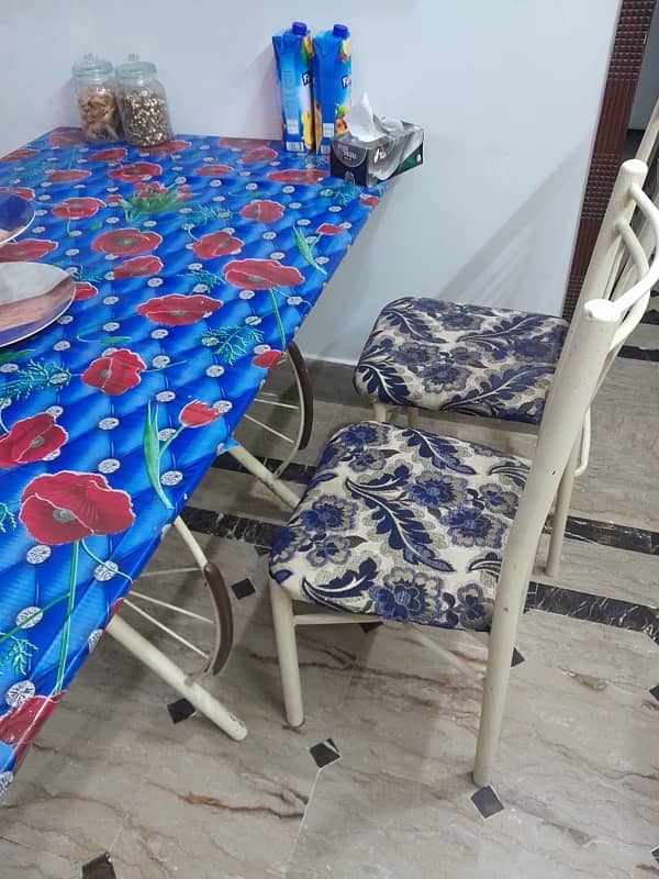 dinning table with 6 chairs in very good condition 6