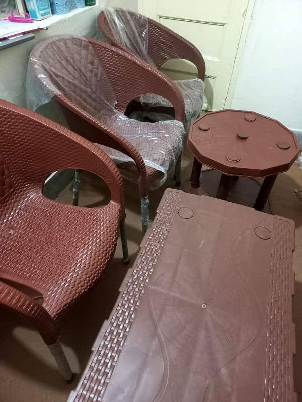 brand new 6 chairs* 1 big table* 1 small table* 2