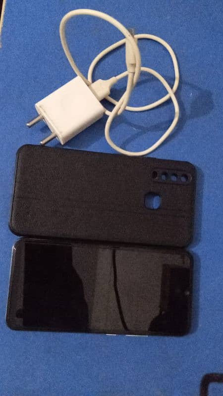 vivo y17  mobile box aur charger hai ram 8/256 1