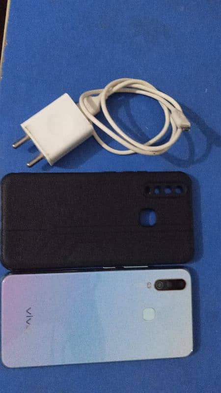 vivo y17  mobile box aur charger hai ram 8/256 2