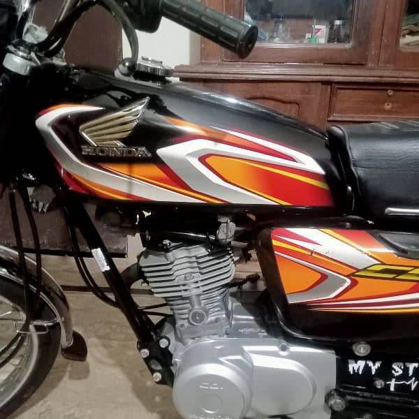 Honda 125 Karachi number excellent and original condition everything 1