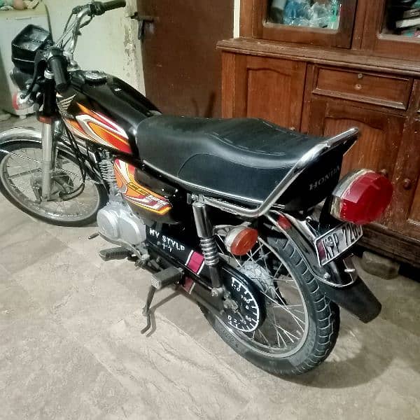 Honda 125 Karachi number excellent and original condition everything 3