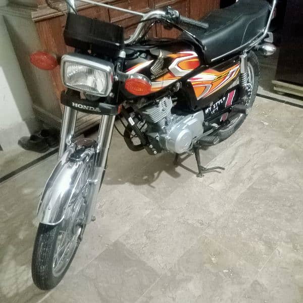 Honda 125 Karachi number excellent and original condition everything 5