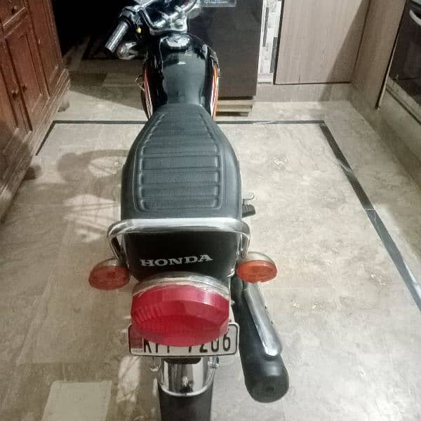 Honda 125 Karachi number excellent and original condition everything 8