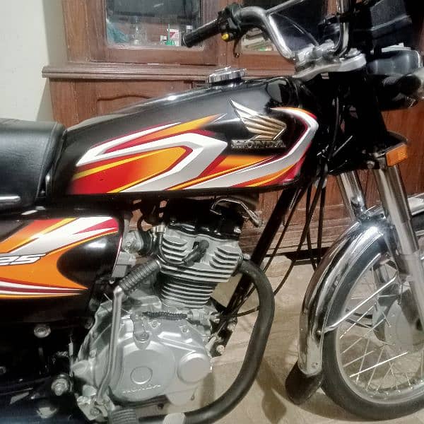 Honda 125 Karachi number excellent and original condition everything 9