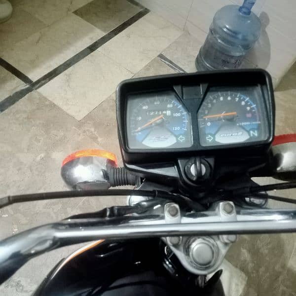 Honda 125 Karachi number excellent and original condition everything 10