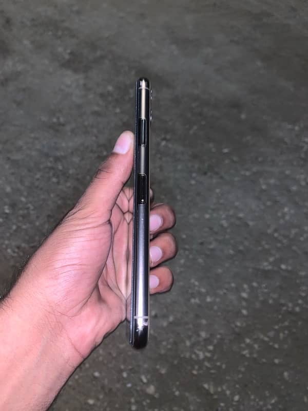 iPhone 11pro max with box 10by10 condition 3