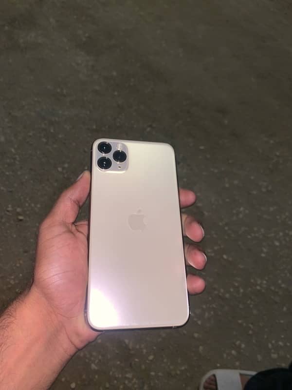 iPhone 11pro max with box 10by10 condition 6