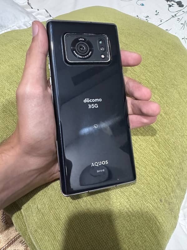 Aquos R6 9