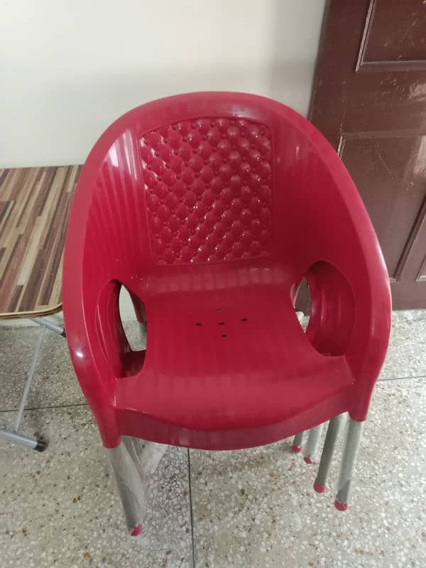 wooden table with 6 plastic chairs 3