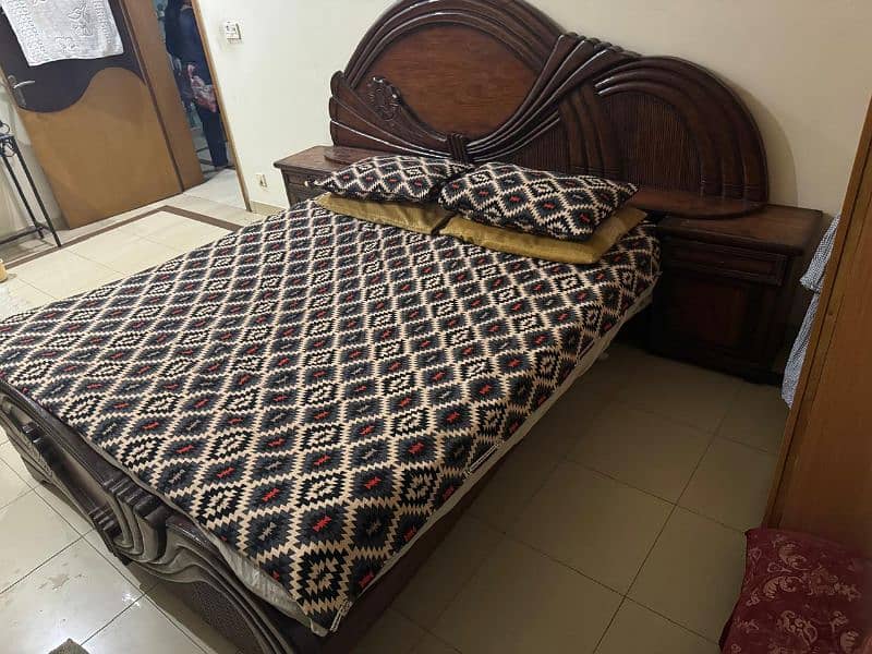 BED SET WITH SIDE TABLE 1