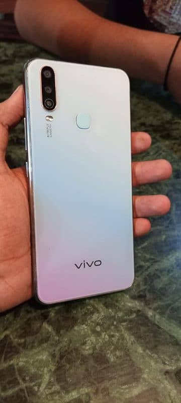 One hand use in good condition 10/10 Vivo y17 with Cover or charger 0