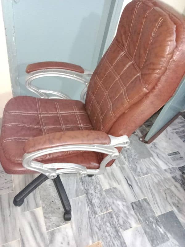 A1 Quality 10/10 condition brown leather chair 1