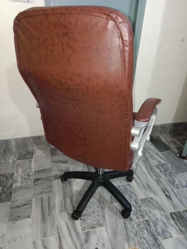 A1 Quality 10/10 condition brown leather chair 2