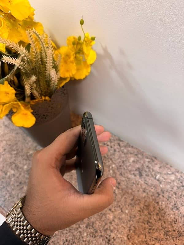 Iphone 11 pro 64 gb grey colour pta approved 2