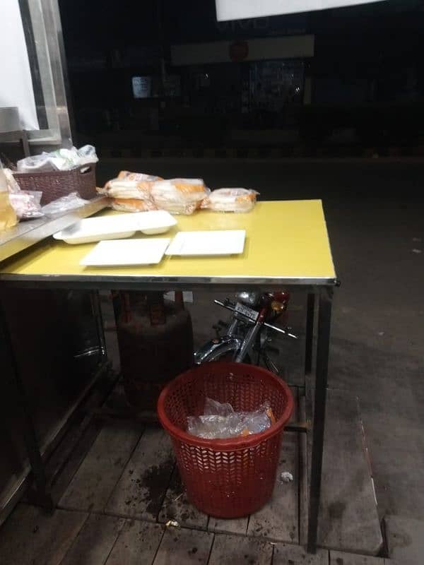 burger shawarma setup for sale mnasib price ha Saman bilkul new ha 11