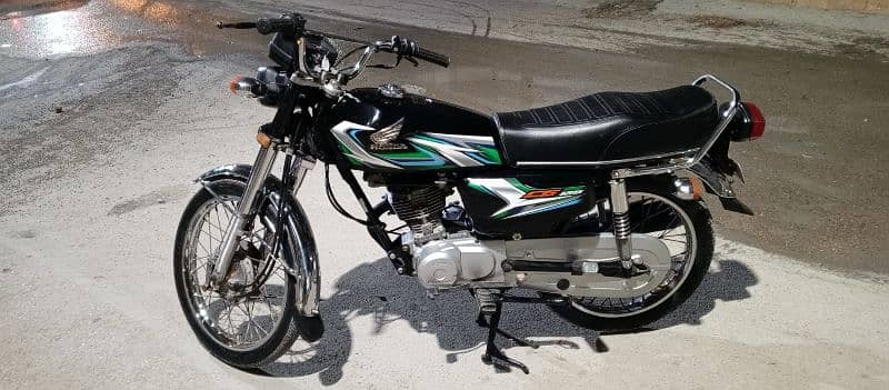 Honda CG 125 2022/23 First owner Karachi num 03278228900 3