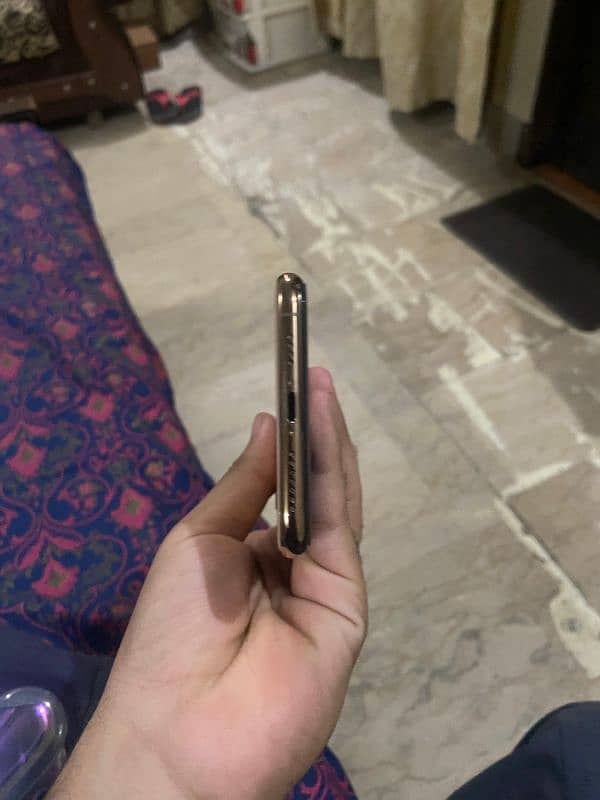 Selling Iphone XS Max Gold 3