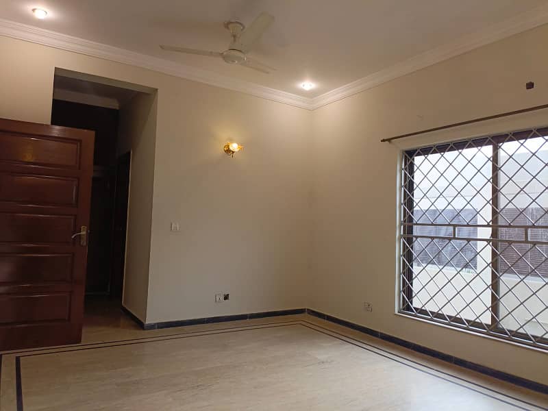 20-Marla Separate Gate Upper Portion For Rent In DHA Ph-5 Lahore Owner Built House 5