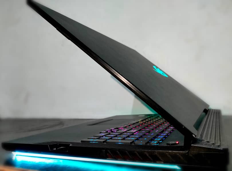 Gaming Laptop : Asus ROG Strix,17Inch,144HZ,RTX 2070/8GB,32GB/1TB 8