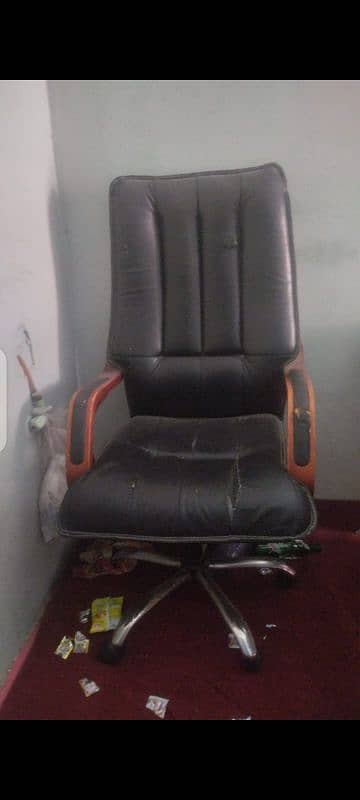 argant Sale. . . 1 chair 4 sufas and 1 table used: whtsapp 0309 1463586 3