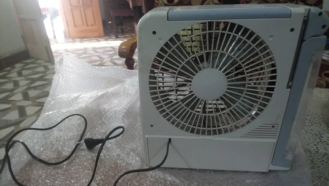 Table fan with builtin radio/emergency light 2