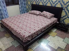 Lower bed, King Size, with glass top side tables