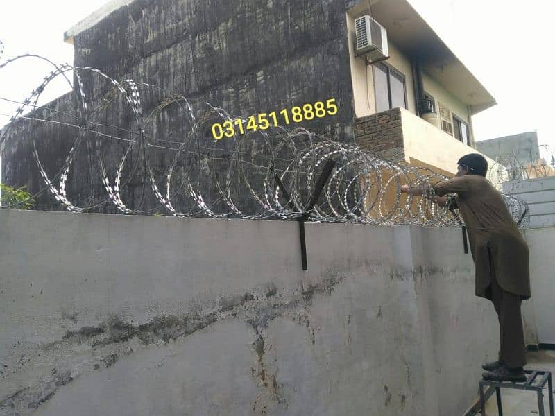 installation of Razor Blade wire Concertina Barbed Wire Chainlink Mesh 0