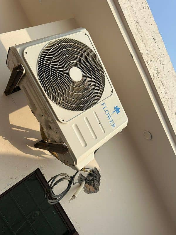 Flower DC Inverter Heat and cool 1 ton Almost new Model 1