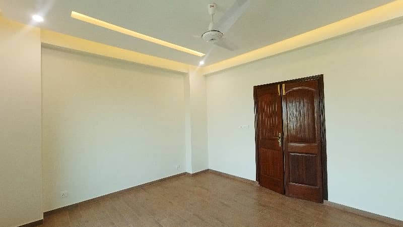 Prime Location Askari 11 - Sector D Flat Sized 10 Marla For sale 6