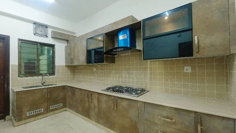 Prime Location Askari 11 - Sector D Flat Sized 10 Marla For sale 7