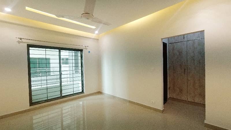 Prime Location Askari 11 - Sector D Flat Sized 10 Marla For sale 10