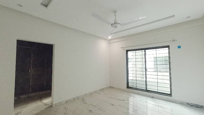 Prime Location Askari 11 - Sector D Flat Sized 10 Marla For sale 13