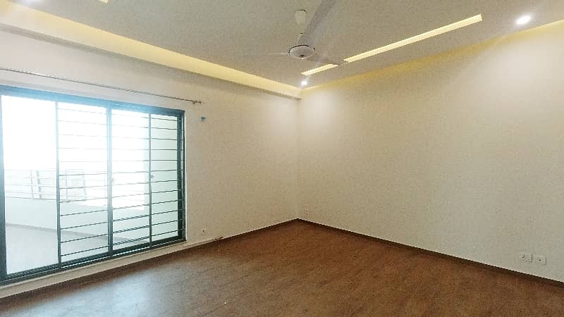 Prime Location Askari 11 - Sector D Flat Sized 10 Marla For sale 16